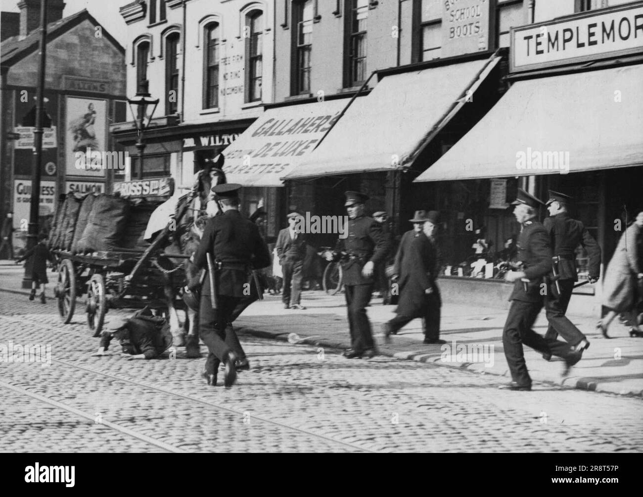 Die Aufstände in Belfast -- nach dem Melee in der Templemore Avenue. Die Polizei hat einen der Täter geschnappt, der während der Verfolgungsjagd gefallen ist. 21. November 1932. (Foto von Central News). Stockfoto