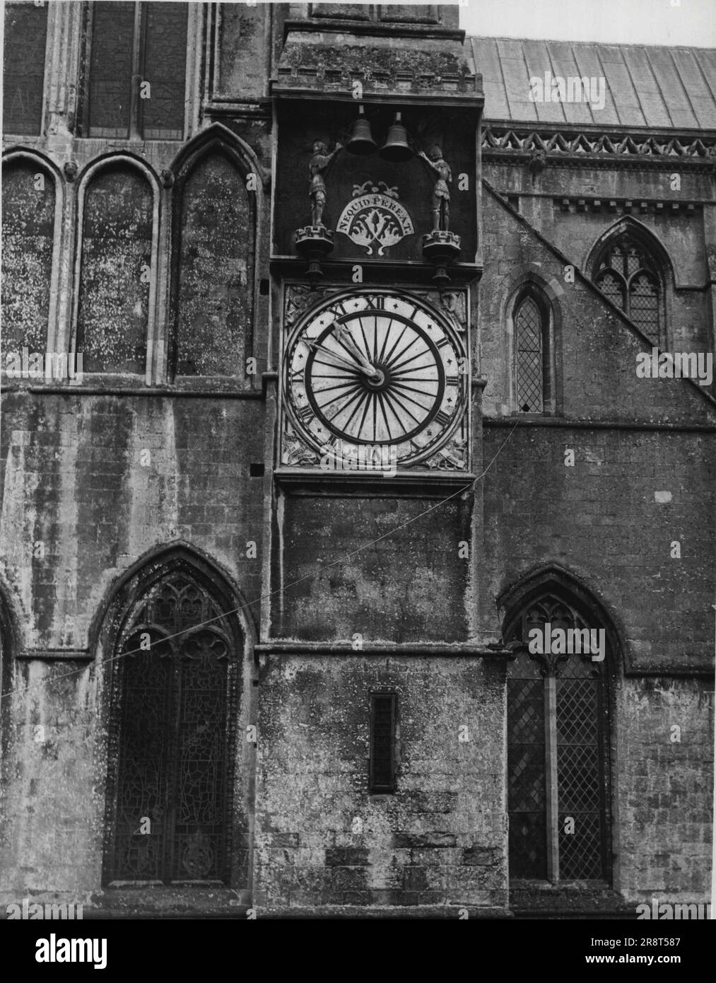 "Schönste Sache der Welt" -- seit sechs Jahrhunderten hat diese astronomische Uhr am nördlichen Dreieck der Wells Cathedral die Stunden überwältigt. Es wurde von Peter Lightfoot gebaut. 1. Januar 1949. Stockfoto