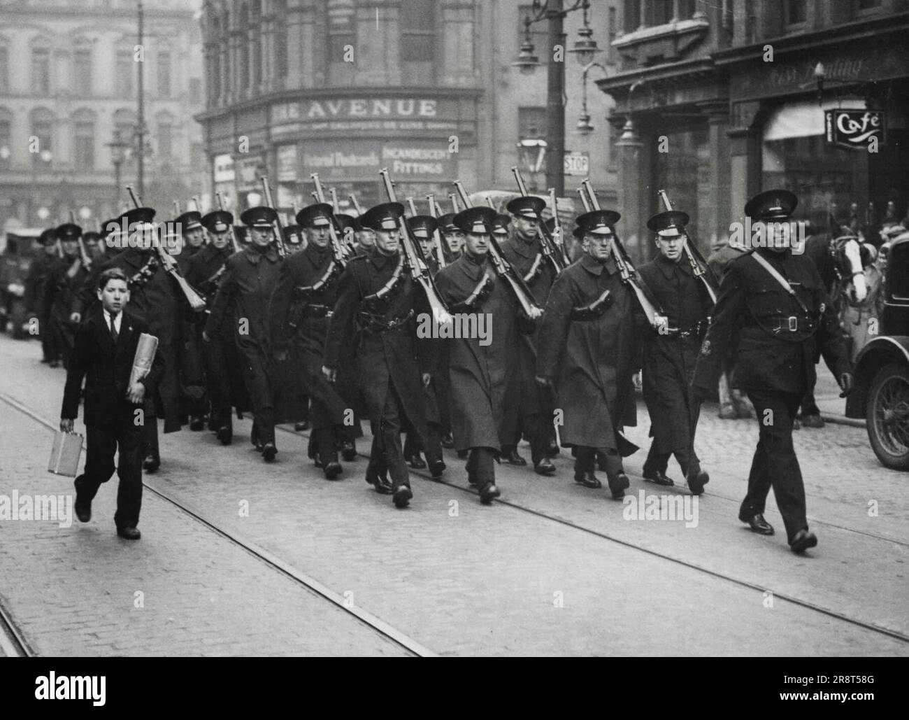 Die Aufstände in Belfast Bewaffnet mit Gewehren und Revolvern auf Patrouille Bereich. 21. November 1932. (Foto von Central News). Stockfoto