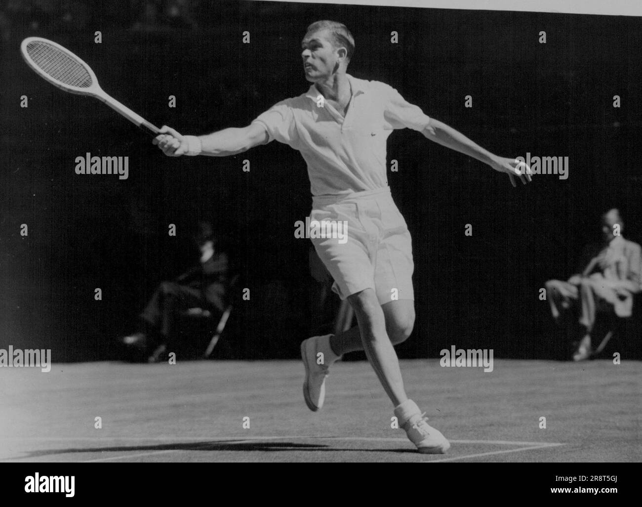 Die Reichweite des Favoriten – Bill Talbert (USA), der Favorit der Wimbledon Männer Singles, zeigt seine große Reichweite, da er sich dem Finale nähern kann, indem er heute im Juni 29. bei den Wimbledon Tennis Championships T. Johansson von Schweden besiegt. 1950. 14. Juli 1950. (Foto: Paul Popper Ltd.) Stockfoto