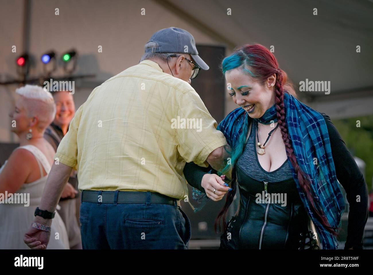 Alter Mann und junge Frau tanzen zusammen Stockfoto