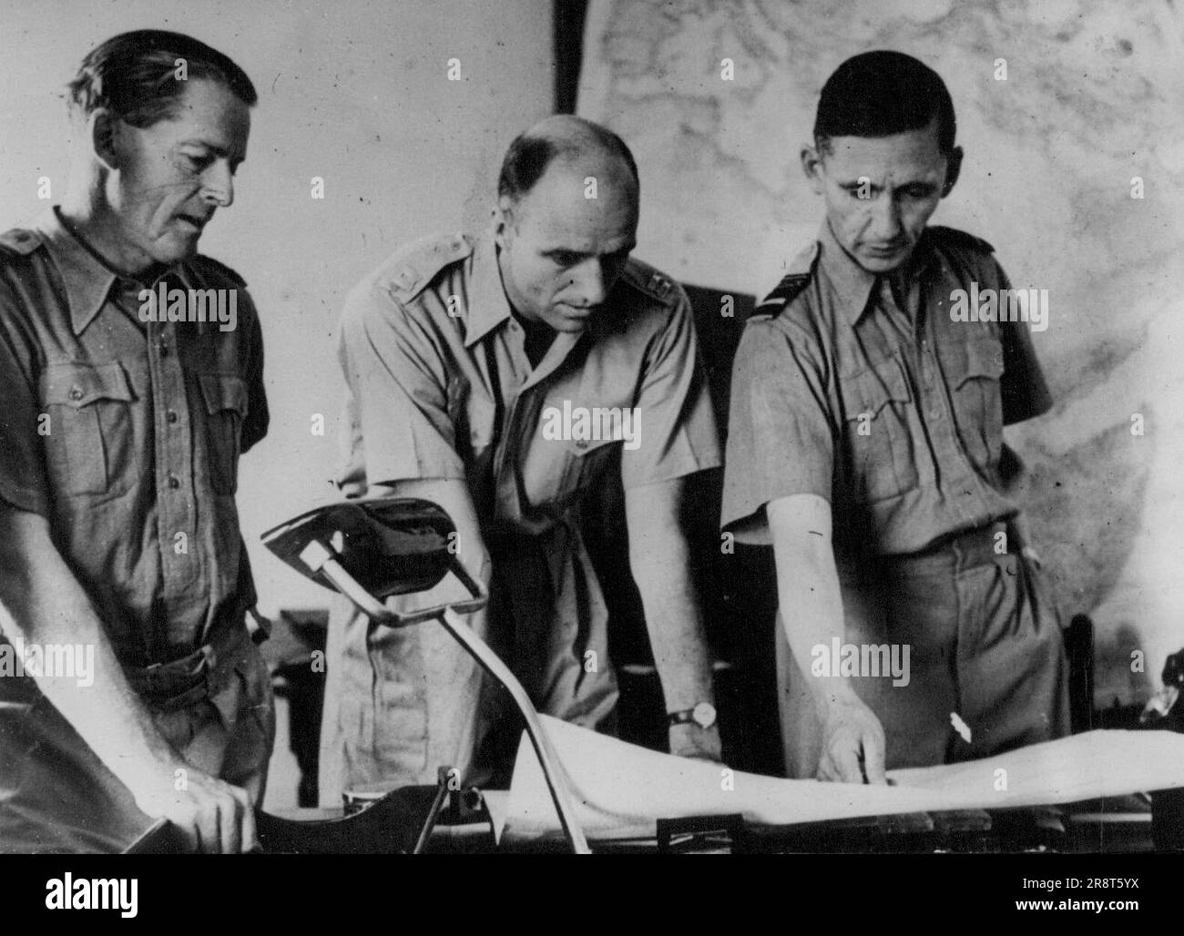 Neuer C.-in-C.. R.A.F. und USA President's Son Meet -- Air Marshal Arthur William Tedder, neu ernannter R.A.F. Der Oberbefehlshaber des Nahen Ostens betont ein Merkmal der Kampagne gegen Captain Roosevelt, USA Luftbeobachter bei der R.A.F. Naher Osten. Air Marshal R.M. Drummond, der stellvertretender Kommandeur im Nahen Osten wird, befindet sich auf der linken Seite. 3. Juni 1941. (Foto: Offizielles britisches Foto). Stockfoto