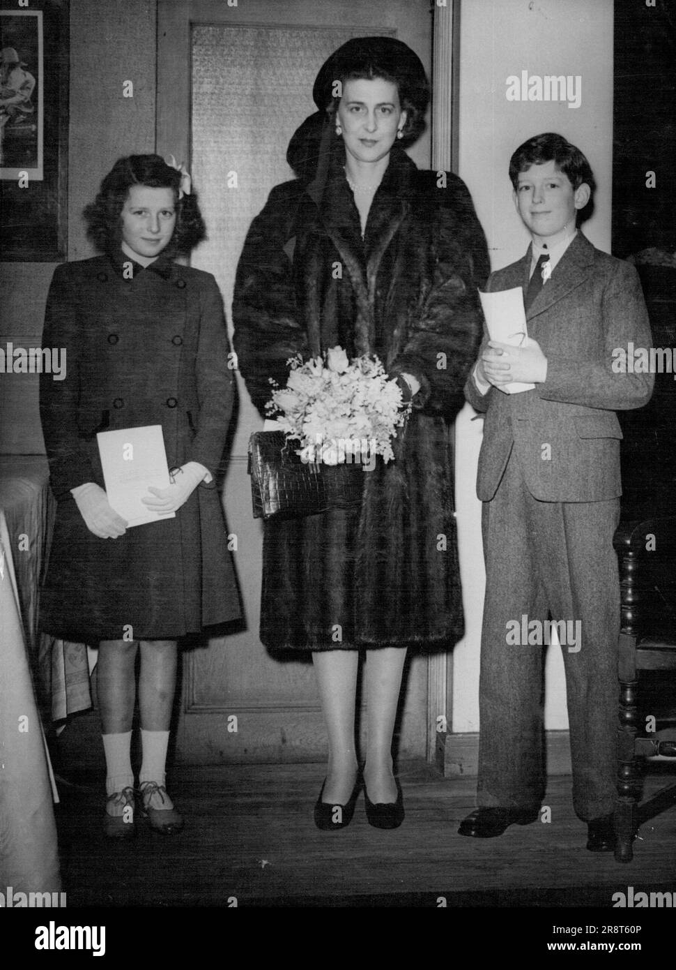 Herzogin von Kent nimmt Kinder mit ins Theater - die Herzogin von Kent kommt mit Prinz Edward (rechts) und Prinzessin Alexandra (links) für die Vorstellung an. Die Herzogin von Kent begleitete ihre beiden älteren Kinder, Prinz Edward, 11 Jahre alt, und Prinzessin Alexandra, 10, An das Sadler's Wells Theatre in London, als ein spezielles Ballettprogramm für Schüler der Schulen des London Country Council gegeben wurde. 15. Januar 1947. Stockfoto