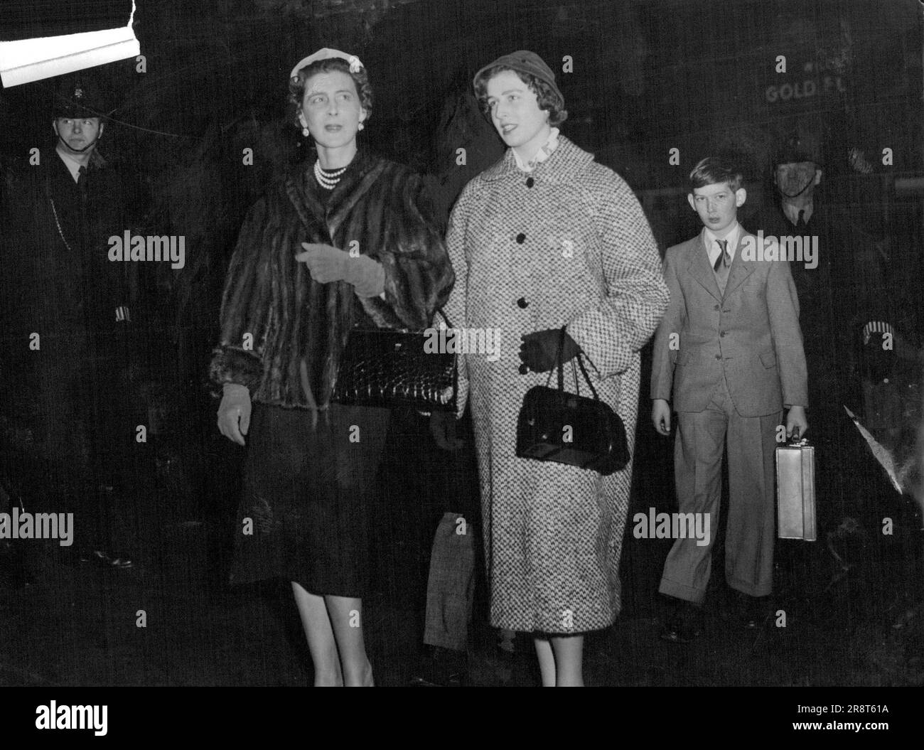 Zurück aus Sandringham - Ankunft in Liverpool Street Station, London, heute (Freitag) nach ihrer Rückkehr von Weihnachten mit der Königin in Sandringham, sind die Herzogin von Kent und ihre Kinder Prinzessin Alexandra und Prinz Michael. Der ältere Sohn der Herzogin, der Herzog von Kent, war auch bei ihnen. 31. Dezember 1954. (Foto von Reuterphoto). Stockfoto