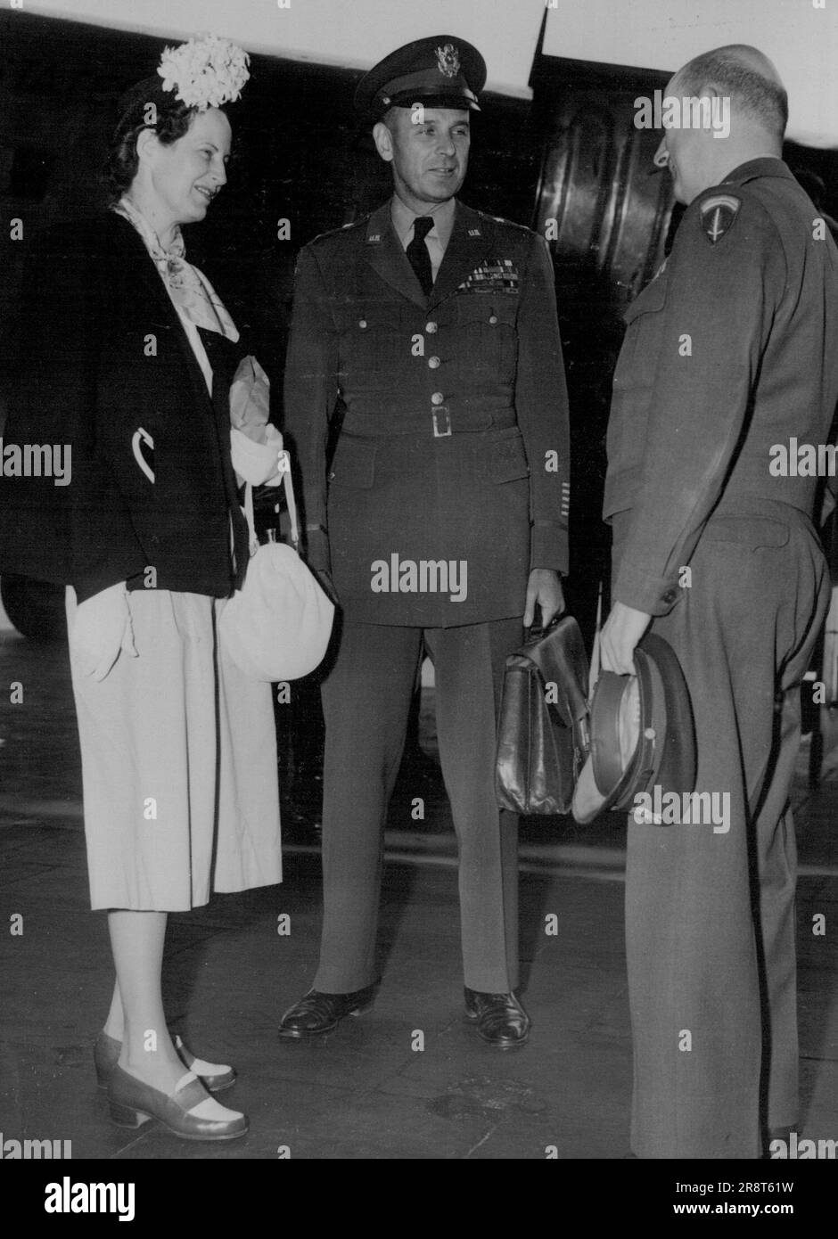 Berlins neue USA Kommandant? Generalmajor Maxwell Taylor, Stabschef des Europakommandos und wahrscheinlich der USA Kommandant von Berlin, kommt mit seiner Frau am Flughafen Tempelhof an und wird von Brigadegeneral C.K. begrüßt Gailey, Junior (rechts). In verlässlichen Quartieren gilt General Taylor als der wahrscheinlichste Nachfolger von Brigadegeneral Frank Howley, der auf eigenen Wunsch als Kommandant des Berliner US-Sektors in den Ruhestand geht. 5. August 1949. Stockfoto