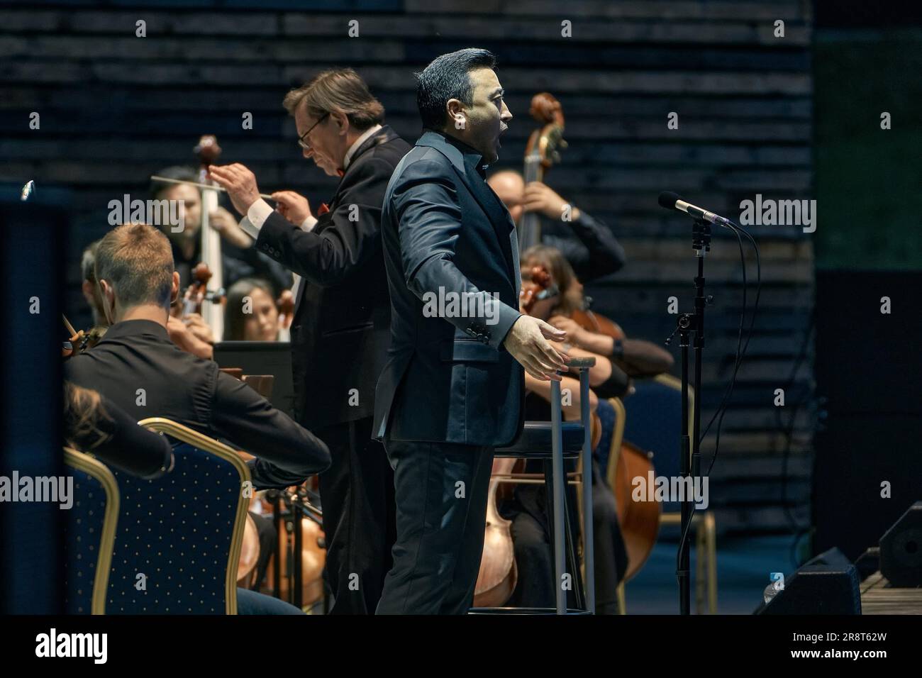 Künstlerischer Direktor und Chefdirigent des Ensembles Vladimir Verbitsky und Ramiz Usmanov beim Voronesch-Symphonieorchester beim Platonow-Festival im Grünen Theater. Während des Platonov Arts Festival, zur Begleitung des Akademischen Symphonieorchesters Voronesch, traten Ramiz Usmanow, Enkhbat Tuvshinzhargal und Saltanat Akhmetova Teile des klassischen Programms auf. Stockfoto