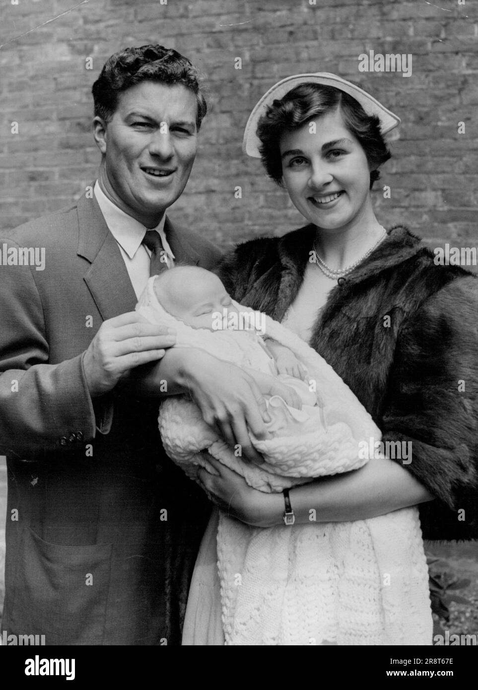 Peter Thompson Tochter taufte -- britischer Open Golf Champion Peter Thomson und seine Frau mit ihrer neun Wochen alten Tochter, taufte gestern Deidre Reta in London. 1. Juli 1954. (Foto: Paul Popper, Paul Popper Ltd.) Stockfoto