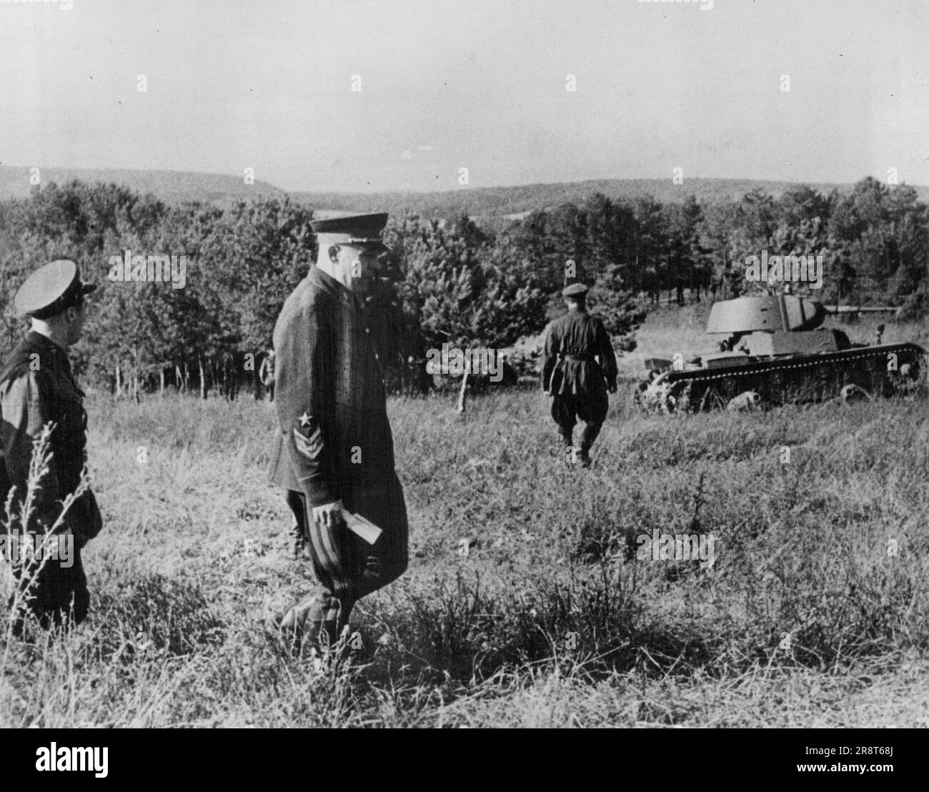 Marschall Timoschenko. Er geht zu einer seiner Panzerpositionen. Panzer der Roten Armee warten auf den Befehl, einen Gegenangriff auf die Flanke des Feindes zu starten. Timoshenko kommt, um die Säule zu inspizieren, bevor sie in Aktion tritt. 7. November 1942. (Foto von der Bildpresse). Stockfoto