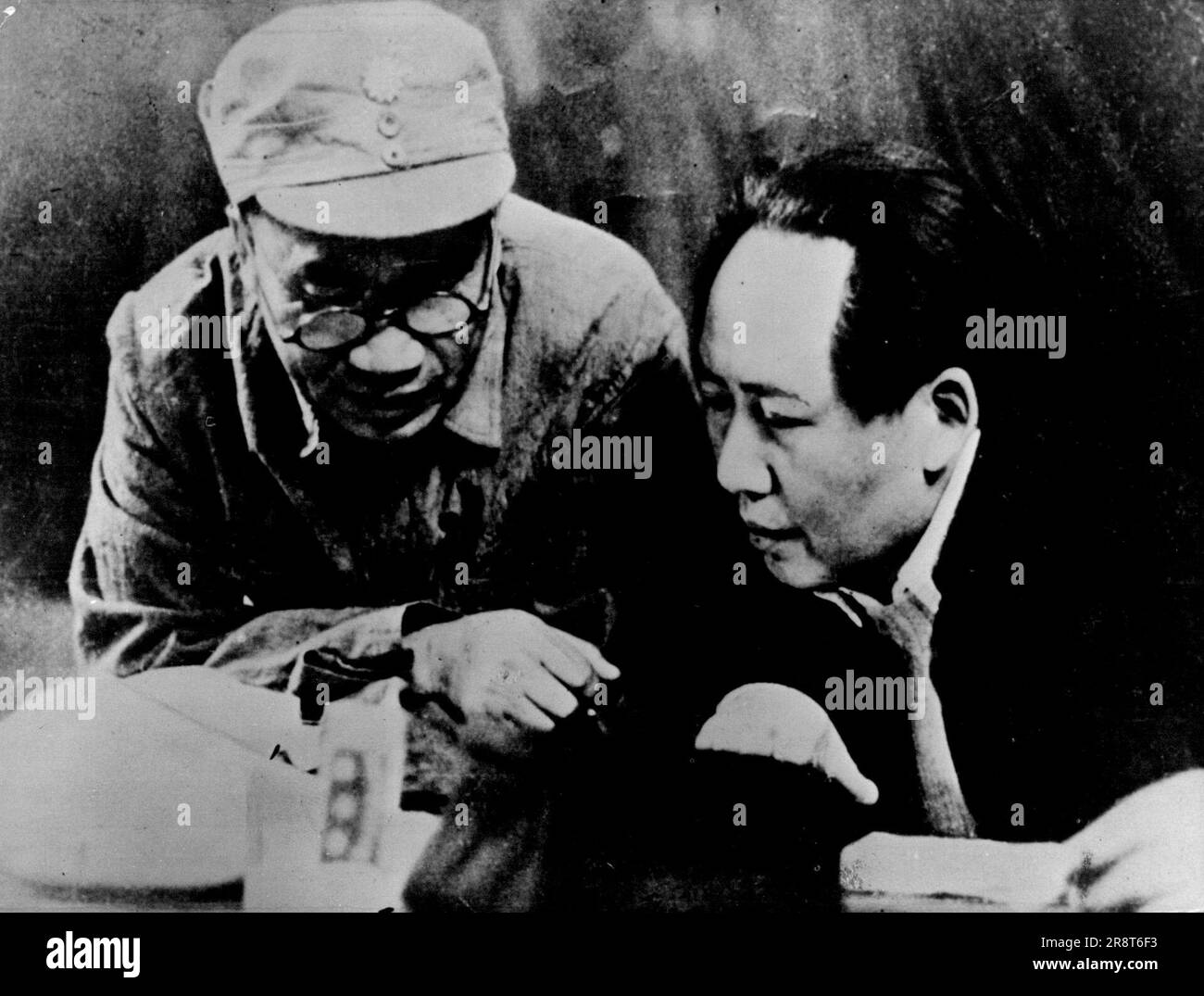 Mao Tse-Tung und sein C-IN-C. - Mao Tse-Tung, Vorsitzender der zentralen Volksregierung der Volksrepublik China, mit Chu Teh, Oberbefehlshaber der Streitkräfte des kommunistischen Chinas. Dieses Foto wurde während des chinesischen Bürgerkriegs in1948 aufgenommen. 6. März 1951. (Foto von Camera Press). Stockfoto