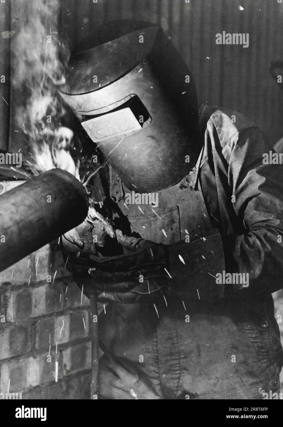 Kein Besucher aus Murs, sondern ein Oxyacetylen-Schweißer bei der Arbeit in einem englischen Stahlwerk, der kürzlich vom Dominion-Minister, Herrn J. H. Thomas, besucht wurde. 17. August 1935. (Foto: Sport & General Press Agency, Limited). Stockfoto