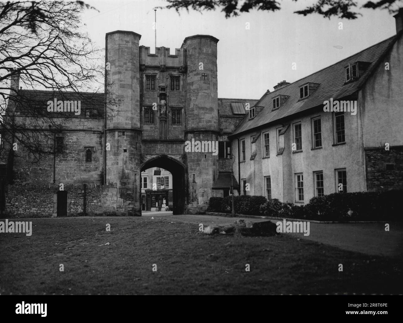 "Das schönste auf Erden" -- das "Bischofsauge"-Tor, vom Gelände des Bischofspalastes der Kathedrale von Wells aus gesehen. 1. Januar 1949. Stockfoto