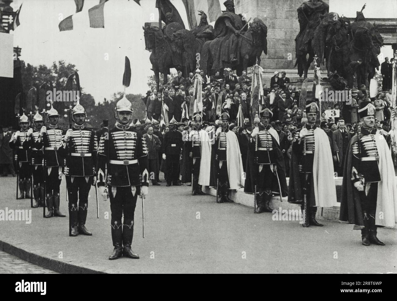 Gedenktag in Ungarn - in Budapest wurde unter Beteiligung der gesamten Bevölkerung des Gedenkfeiertags gefeiert. Mitglieder der Leibgarde unter der Krongarde ziehen weiter. 1. August 1933. (Foto von Presse-Photo G.M.B.H.). Stockfoto