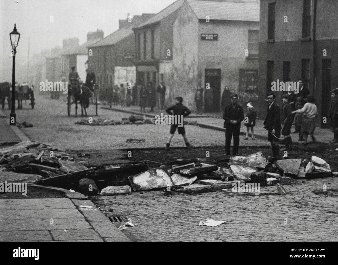 Die Aufstände in Belfast Street, Falls Road, eine der vielen Durchfahrten in diesem ***** Wo die Straßen abgerissen wurden, um die Panzerung zu blockieren . 21. November 1932. (Foto von Central News). Stockfoto