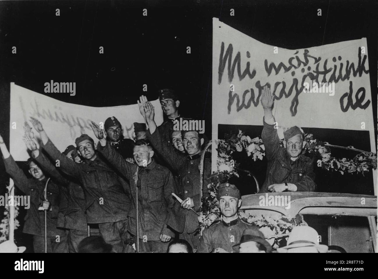 Macyar Einheitsnachfrage -- Sudetendeutsche Soldaten, die aus der tschechischen Armee über die ungarische Grenze desertierten, fotografiert bei der Demonstration in Budapest letzte Nacht. Der Verkehr in Budapest war gestern Abend für drei Stunden still, während fast eine halbe Million Menschen zum Heldenplatz marschierten, Als ein Treffen von patriotischen Vereinigungen einberufen wurde, die alle Anfänge der Bevölkerung repräsentieren, wurde inmitten von Aufregungsszenen eine Entschließung verabschiedet, in der gefordert wurde, dass allen nichttschechischen Nationalitäten der tschechoslowakischen republik die Freiheit eingeräumt wird, das Selbstbestimmungsrecht auszuüben. September 22… Stockfoto