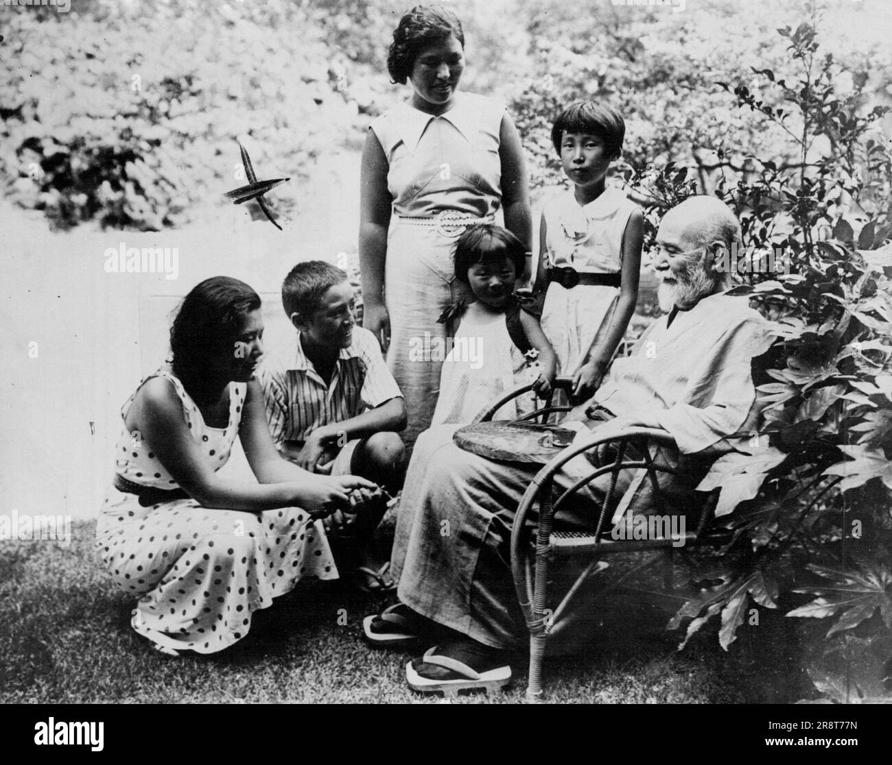 Finanzminister Takahashi, einer der ermordeten Minister, wurde in seinem Garten mit seiner Familie gezeigt. 4. November 1935. Stockfoto