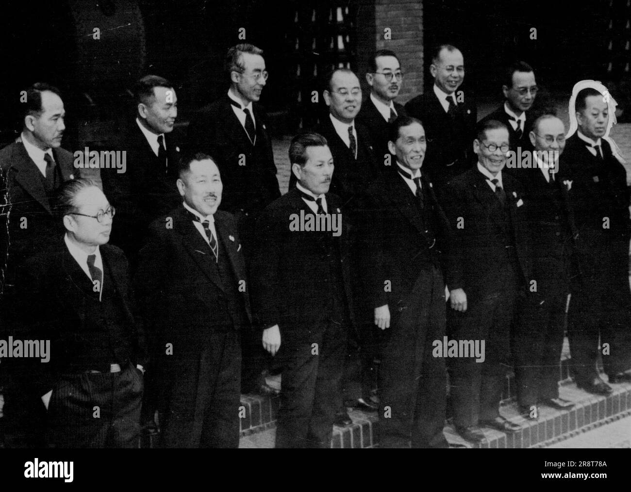 Das neue japanische Kabinett namens ***** Posiert auf den Stufen des Premier's Offiziellen ***** Erste Reihe, von links nach rechts: Handelsminister ***** Mizutani, Sozialminister Giichi Takeda, Minister Out Portfolio Suehiro Nishio, Ministerpräsident Hitoshi Ashid, Minister ohne Portfolio Sadayoshi Hitotsumatsu, Kabinettssekretär Gizo Tomabechi, Finanzminister ***** Kitamura. Hintere Reihe: Von links nach rechts: Arbeitsminister Kanju Kato, Verkehrsminister Seiichi Okada, Landwirtschaftsminister Kazue Nagee, Minister ohne Geschäftsbereich ***** Masaru Nomizo, Minister ohne Geschäftsbereich; Bildungsminister Tatsuo Marito und M… Stockfoto