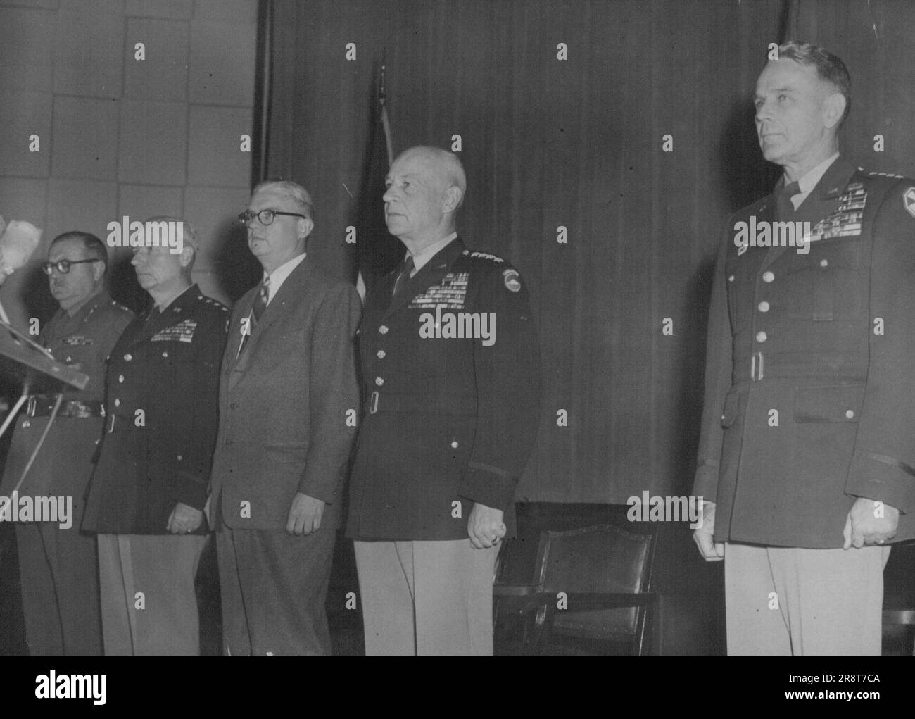 Ehemaliger Oberbefehlshaber der Vereinten Nationen, General John E. Hull (2. von rechts), verließ Japan am 31. März und gab sein Kommando an General Maxwell D. Taylor (rechts) auf. Links sehen Sie Commonwealth Commander LT. General Rudolph Bierwirth und im Zentrum US-Minister der Armee Robert Stevens. 26. April 1955. Stockfoto