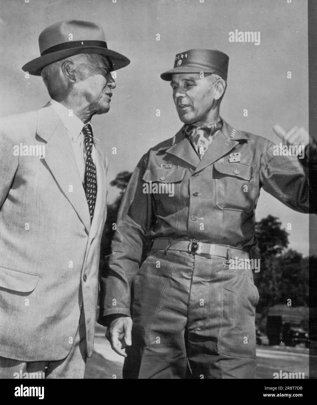 Rhee besucht New Army Headquarters -- südkoreanischer Präsident Syngman Rhee wird am 18. September um das neue 8. Army Headquarters in Yongsan, Korea, von General Maxwell D. Taylor gezeigt. Die Verlegung in ein neues Quartier wurde vor kurzem vorgenommen, damit der ehemalige Standort, ein Schulgelände in Seoul, an die Beamten der Universität Seoul zurückgegeben werden konnte. 21. September 1953. (Foto von AP Wirephoto). Stockfoto