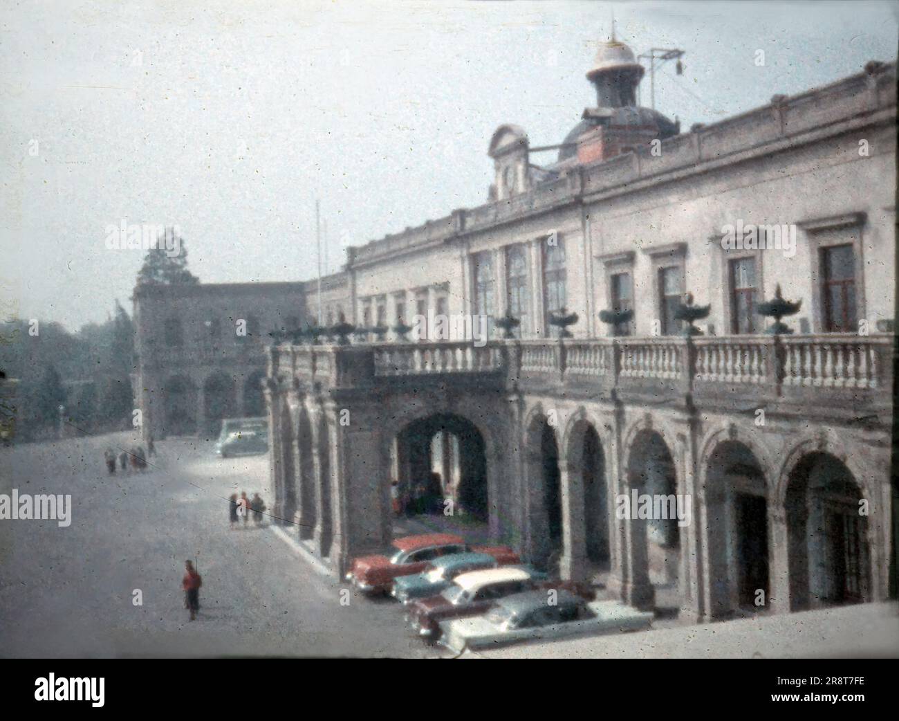 Der Chapultepec Palace in Mexico City, Mexiko, aus dem späten 1950er. Jahrhundert, beherbergt das National Museum of History - eine 8-mm-Diashow im Vintage-Stil. Stockfoto