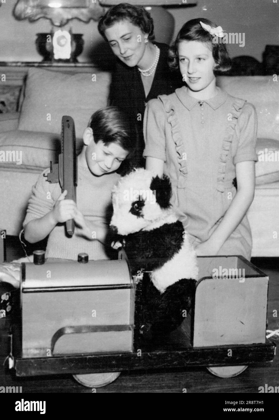 Die Herzogin von Kent und die Kinder zu Hause. Prinzessin Alexandra wird Brautjungfer, Prinz Michael A Page -- die Herzogin von Kent fotografiert mit Prinzessin Alexandra und Prinz Michael in ihrem Haus in Iver, Buckinghamshire. Die Herzogin von Kent und zwei ihrer drei Kinder wurden in ihrem Haus in "Coppins", Iver, Buckinghamshire fotografiert. Prinzessin Alexandra wird Bridesmand und Prinz Michael... eine Attendant Page auf der Hochzeit von Prinzessin Elizabeth und Leutnant Phillip Mountbatten, die am 20. November in West westminster Abbey, London stattfindet. 31. Oktober 1947. (Foto nach Einheit… Stockfoto