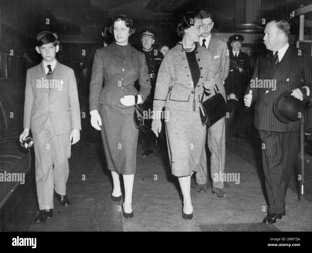 Duchess and Princess Home - die Herzogin von Kent und Prinzessin Alexandra mit dem Herzog von Kent und Prinz Michael, die sie in Southampton trafen, als die Herzogin und ihre Tochter heute von ihrem Besuch in Kanada und den USA nach Hause kamen. Hinweis: Prinz Michael hat eine Kamera. 01. Oktober 1955. Stockfoto