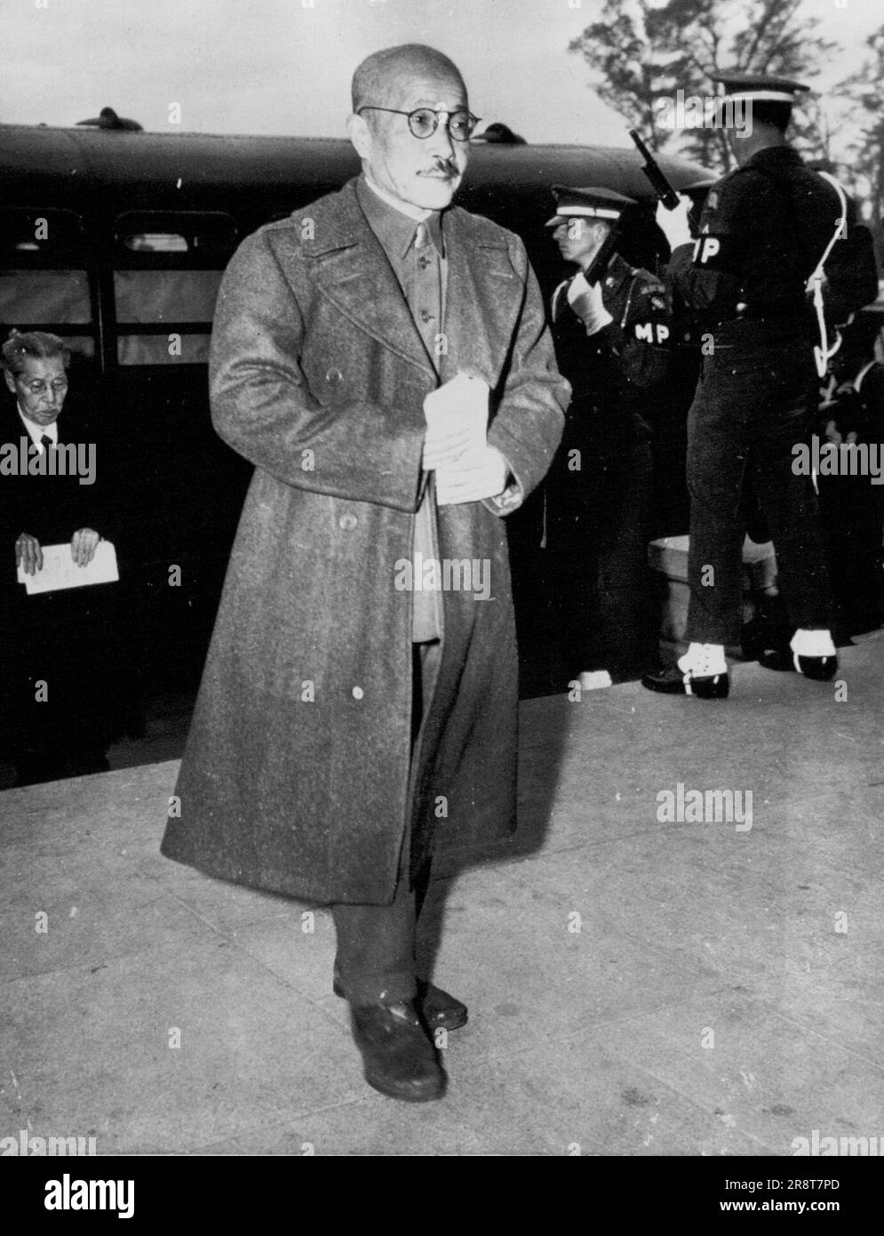 Tojo kommt zur Verurteilung -- Hideki Tojo, ehemaliger Ministerpräsident und Kriegsminister Japans, verlässt einen schwer bewachten Bus am Internationalen Militärgerichtshof im Fernen Osten in Tokio, am 12. November, um das Todesurteil zu hören. 14. November 1948. (Foto von AP Wirephoto). Stockfoto