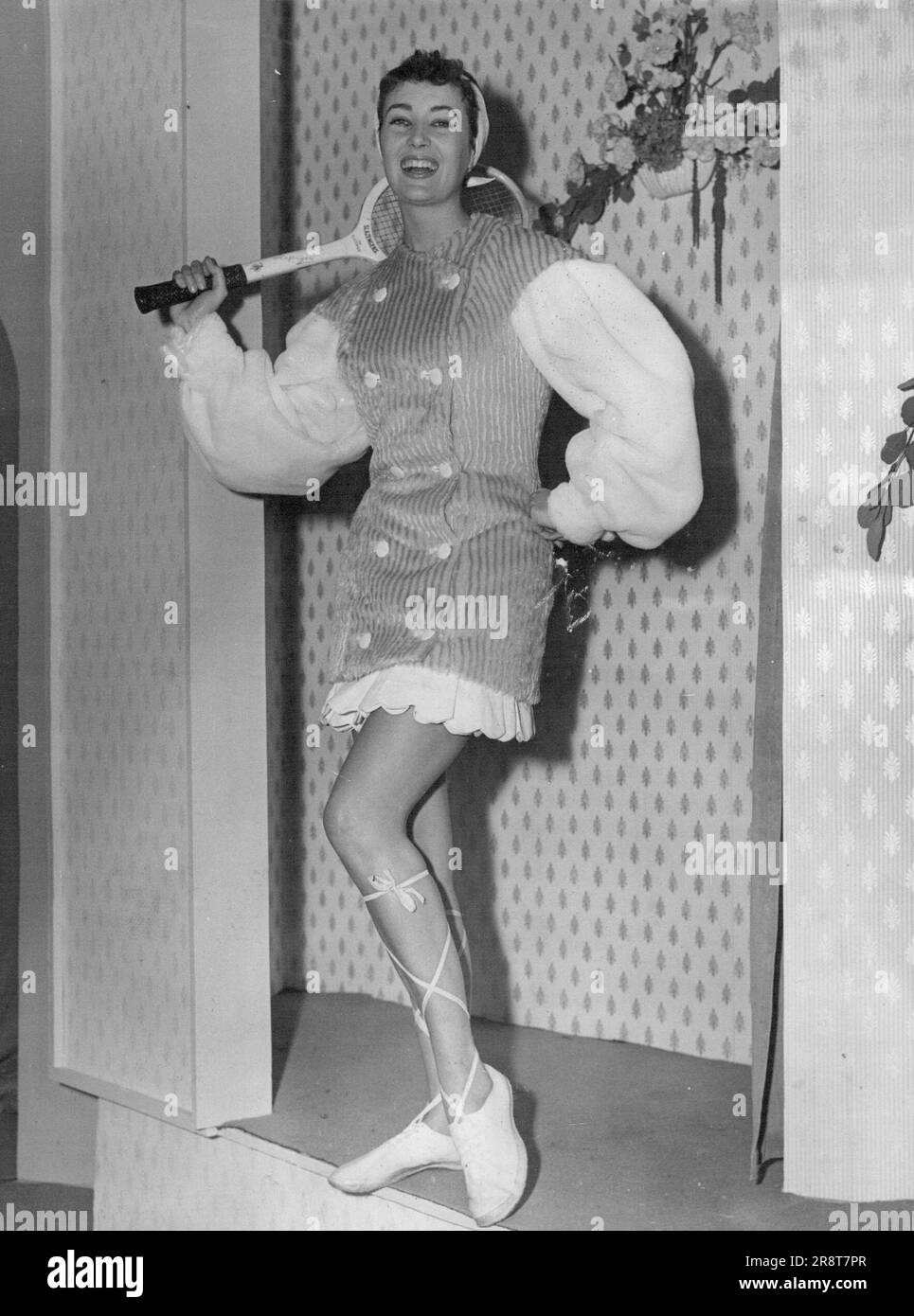 Moden in der Albert Hall - für die Tennissaison 1956 - ein Design von Tinling. Der Y-förmige Mantel aus Mohair und Botanik, der mit Nylonfleece verwendet wird, und das lange Tenniskleid, hergestellt aus wackeligen Waffelpiques aus sudanesischer Baumwolle, werden über einem Petticoat aus himmelblauem Nylon getragen. Das Model ist June Clark. Heute bei der Eröffnung der National Fabric Fair gesehen. 3. Oktober 1955. Stockfoto