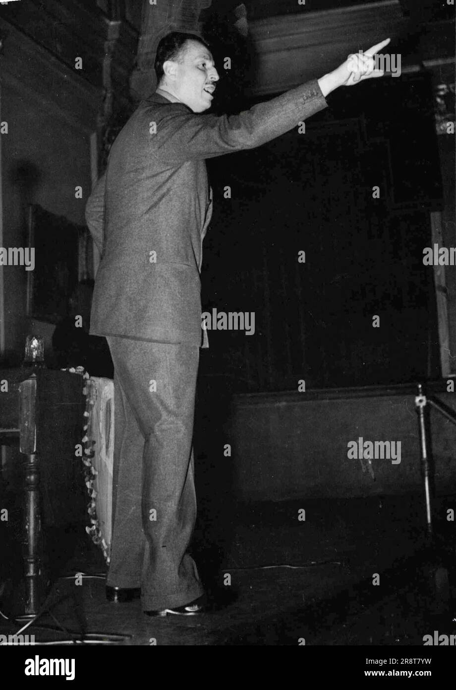 Tränengas wurde während des Meetings abgeworfen, organisiert VON Sir Oswald Mosley IN South Kensington. Typische Einstellung von Sir Oswald Mosley während des Meetings. Tearn-Gas in 5-Zoll-Glaskapseln wurde letzte Nacht während eines Treffens von Sir Oswald Mosleys Union Group im Kensington Town Hall abgeworfen. Dreißig Menschen wurden behandelt... 1. Februar 1949. (Foto von Keystone). Stockfoto