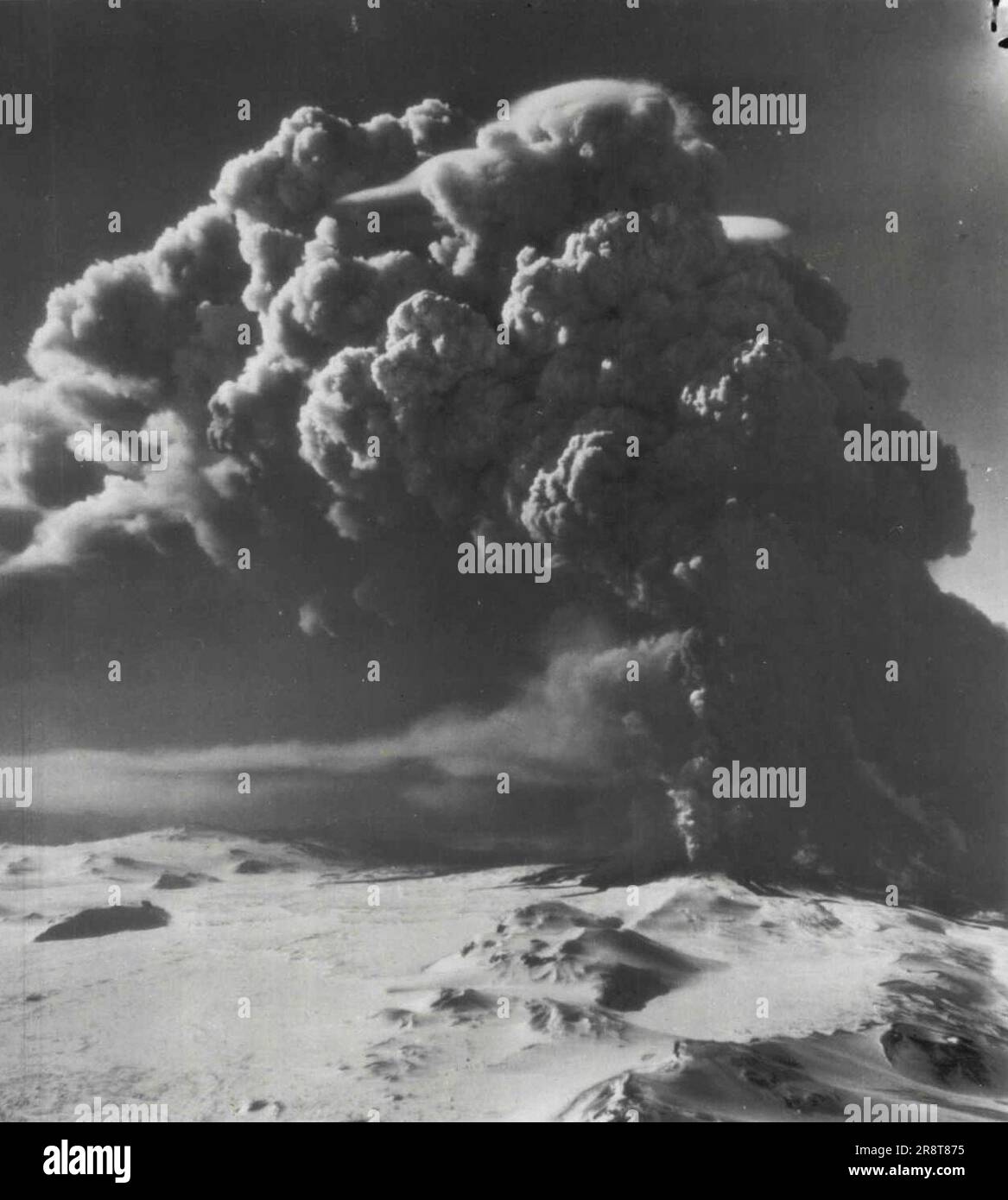 Rauchschwaden vom Vulkan Island – riesige Rauchwolken erheben sich vom Berg Hekla in der Nähe von Reykjavik, Island. Der Gipfel, der zum ersten Mal seit 1845 ausbricht, hat Tausende Tonnen Lava, Felsen und Asche über ein weites Gebiet verteilt, was die Küstenschifffahrt erschwert und das Trinkwasser verschmutzt. 31. März 1947. (Foto von AP Wirephoto). Stockfoto