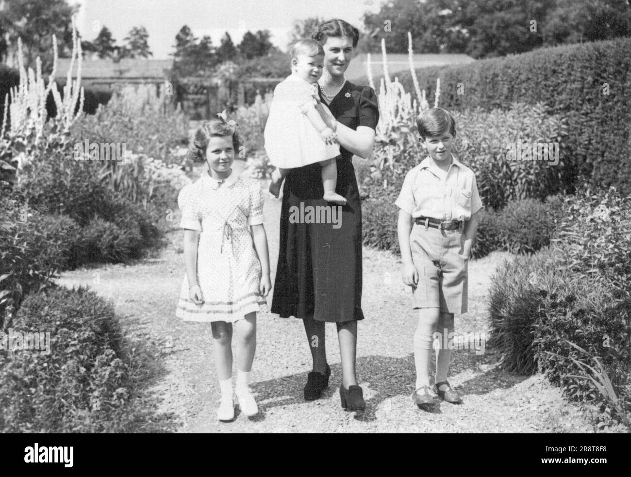 Prinz Michaels erster Geburtstag -- Prinz Michael, jüngerer Sohn der Herzogin von Kent und des verstorbenen Herzogs, wird am Sonntag, dem 4. Juli, ein Jahr alt sein. Das Foto wurde in Coppins, Iver, Bucks aufgenommen, um das glückliche Ereignis und die Shows zu feiern. Die Herzogin von Kent mit ihren drei Kindern Prinz Edward, Prinzessin Alexandra und Prinz Michael. 06. Juli 1948. Stockfoto