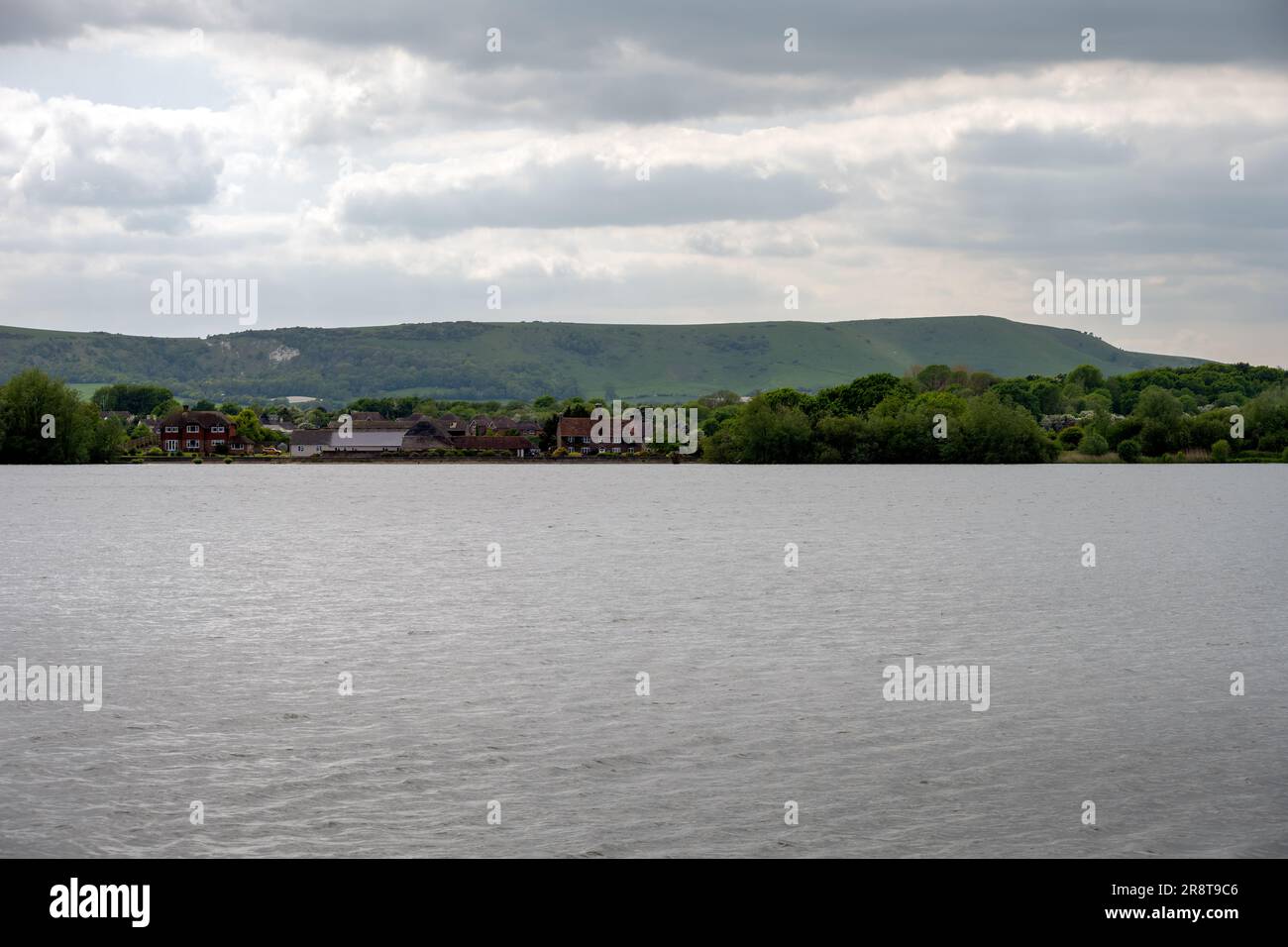 ARLINGTON, ENGLAND - 21. MAI 2023: Arlington Reservoir an einem wolkigen Frühlingsnachmittag, East sussex, England Stockfoto
