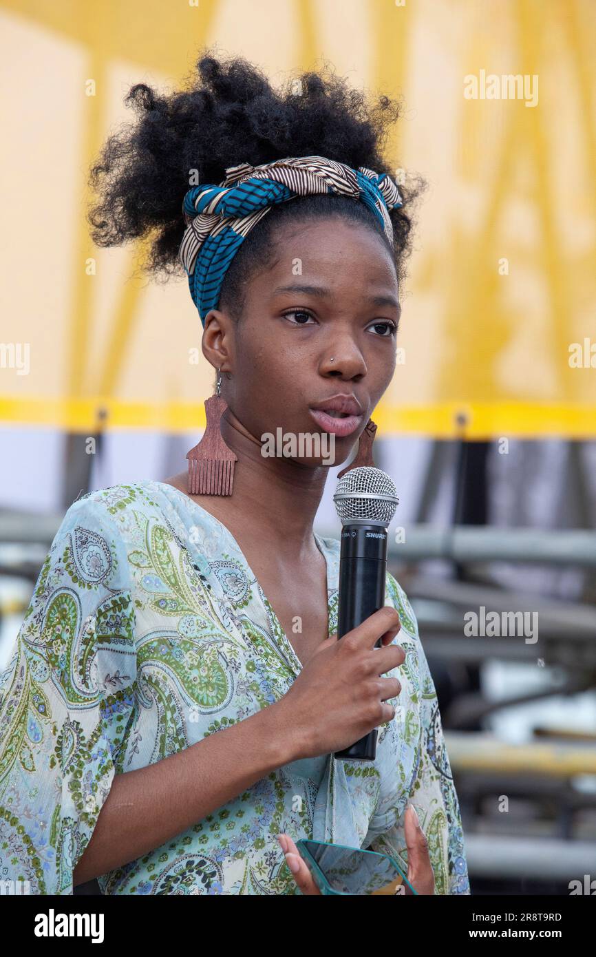 London, Großbritannien. 23. Juni 2023. Eine Prozession durch Brixton, dann Reden und Vorstellungen auf dem Windrush Square, begannen den 75. Jahrestag des Empire Windrush Andockens in Tilbury. Die örtliche Teenagerin Olivia Augustin sprach im Namen künftiger Generationen von Windrush-Endekanten. Kredit: Anna Watson/Alamy Live News Stockfoto