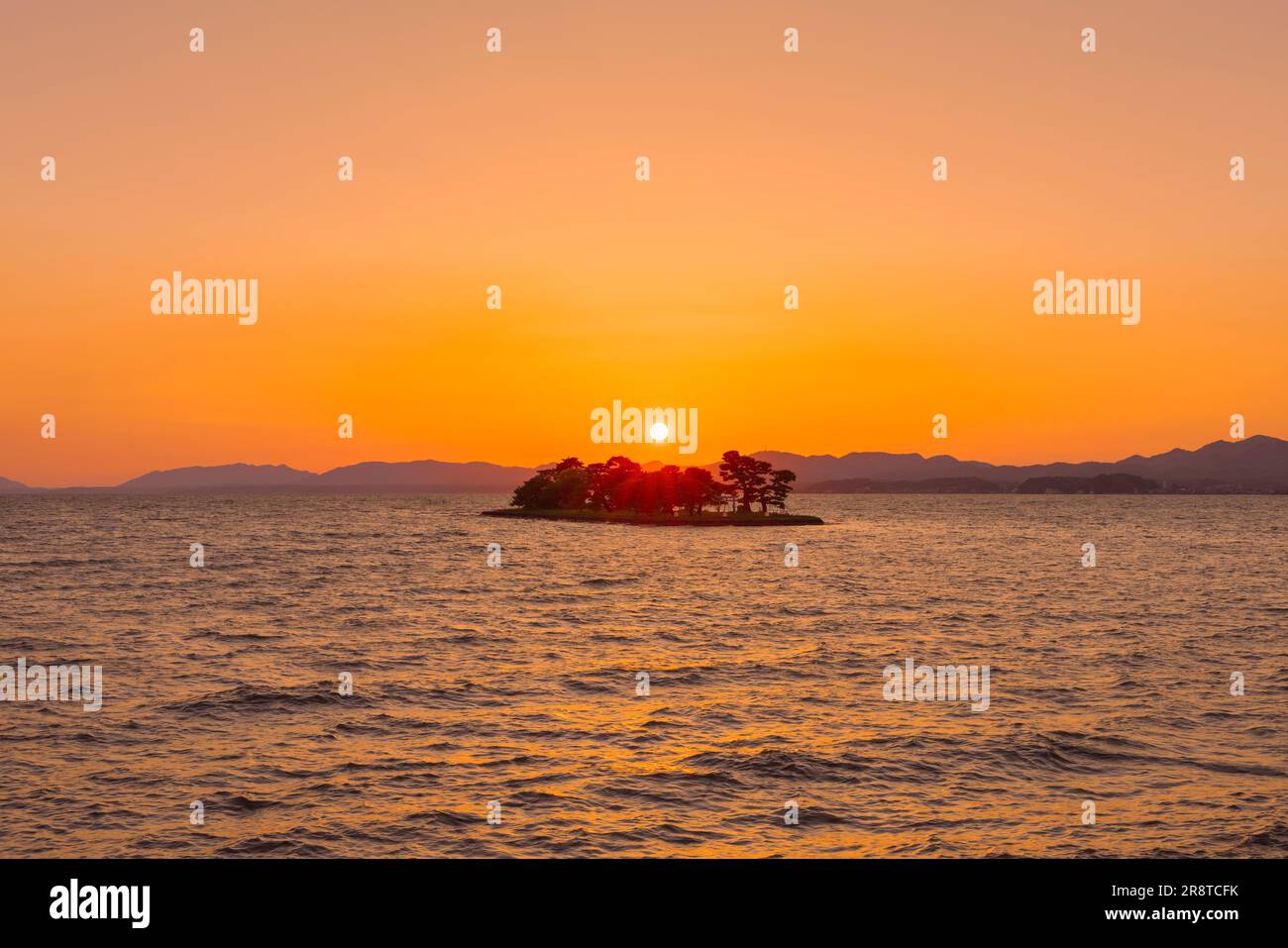 Sonnenuntergang über der Insel Yomejima im Shinji-See Stockfoto