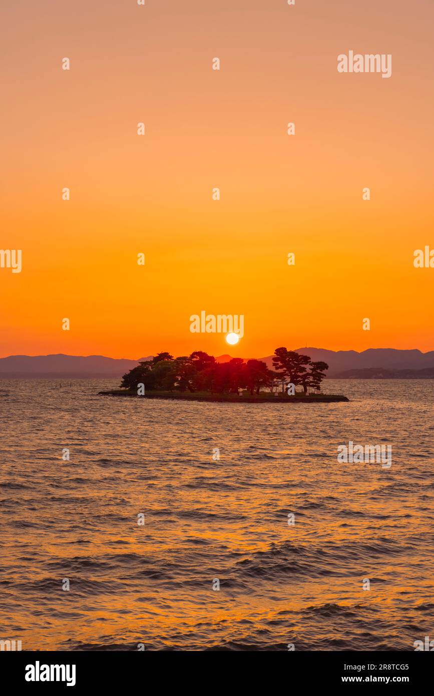 Sonnenuntergang über der Insel Yomejima im Shinji-See Stockfoto