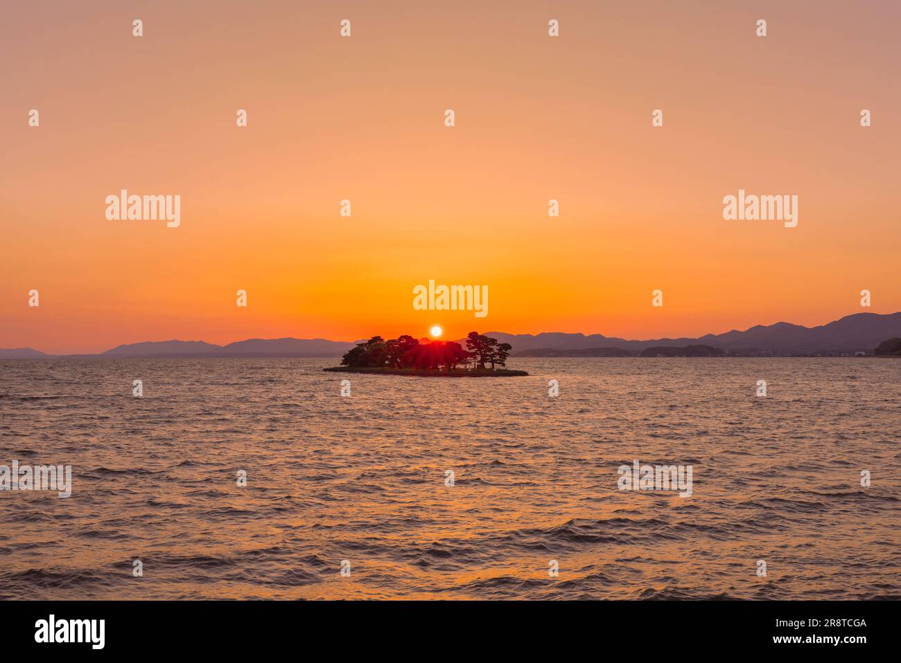 Sonnenuntergang über der Insel Yomejima im Shinji-See Stockfoto