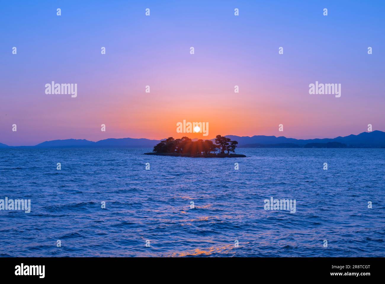 Sonnenuntergang über der Insel Yomejima im Shinji-See Stockfoto