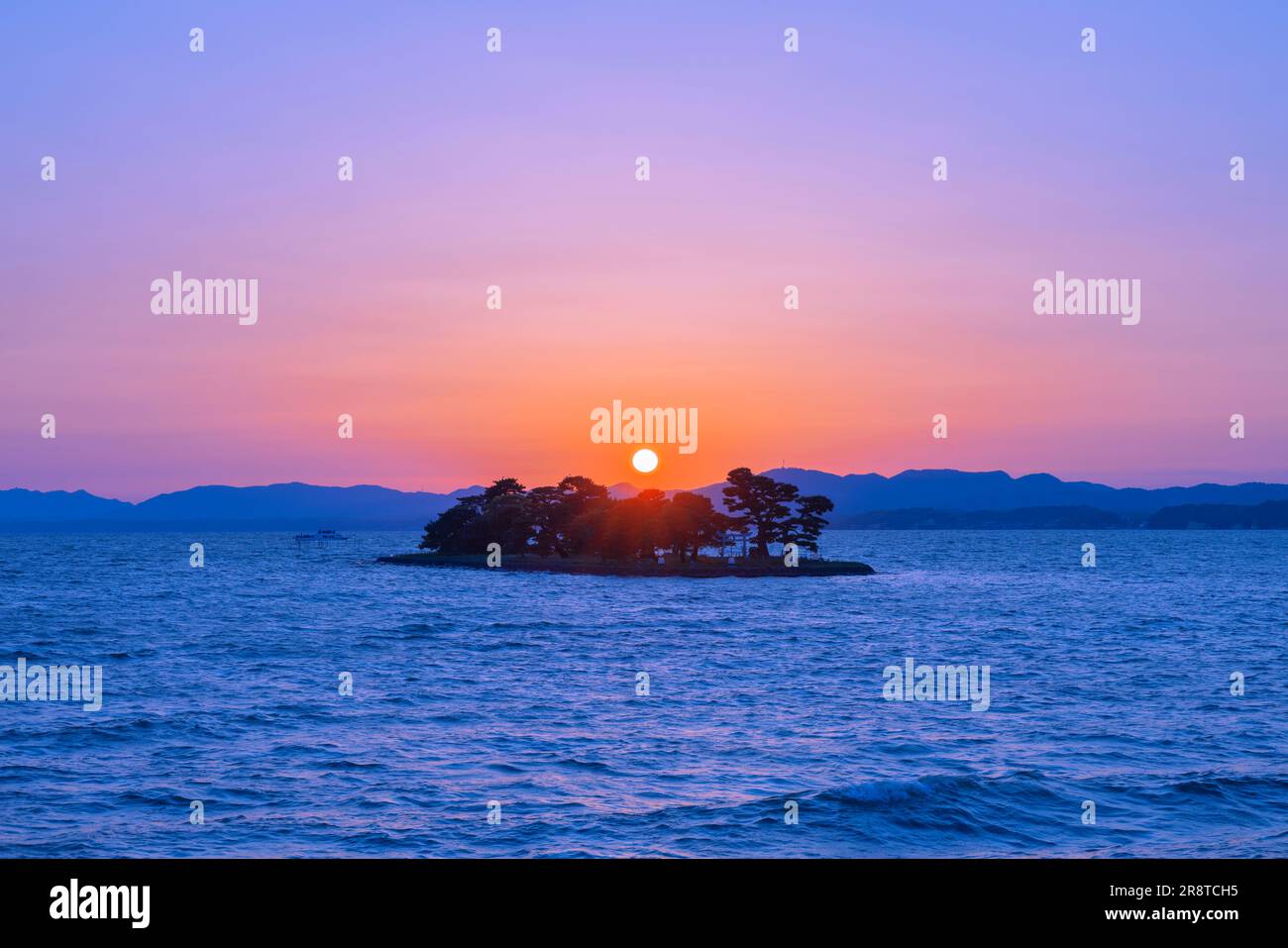 Sonnenuntergang über der Insel Yomejima im Shinji-See Stockfoto