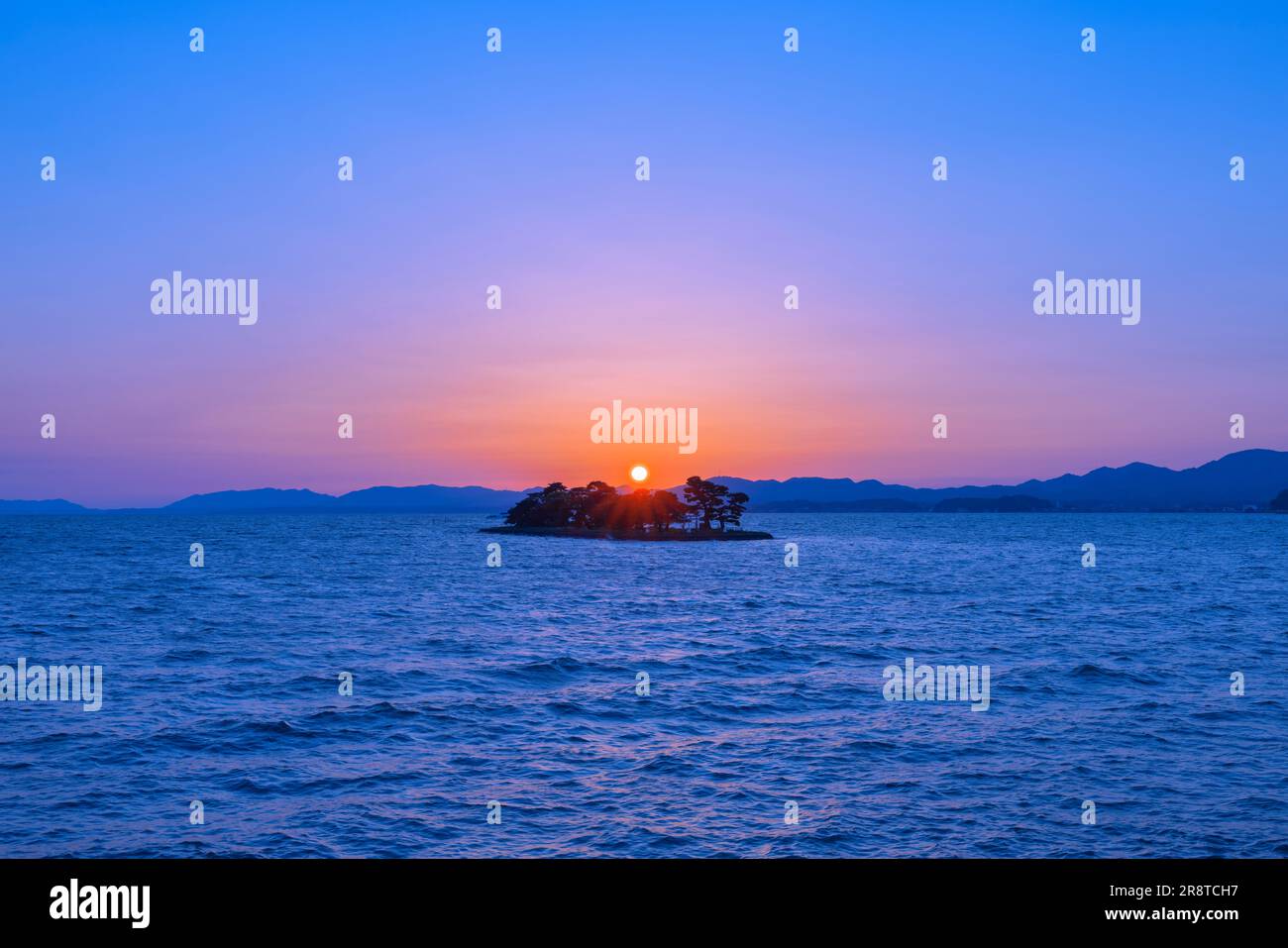 Sonnenuntergang über der Insel Yomejima im Shinji-See Stockfoto