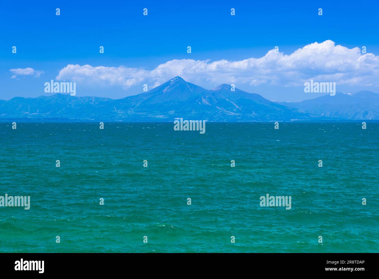 Mount Bandai und Lake Inawashiro im Frühsommer Stockfoto