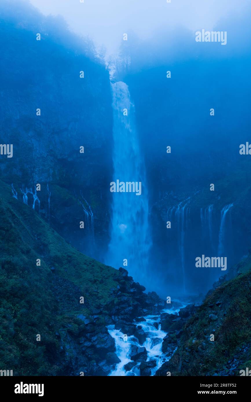 Der Kegon-Wasserfall ist in den Morgennebel eingewickelt Stockfoto