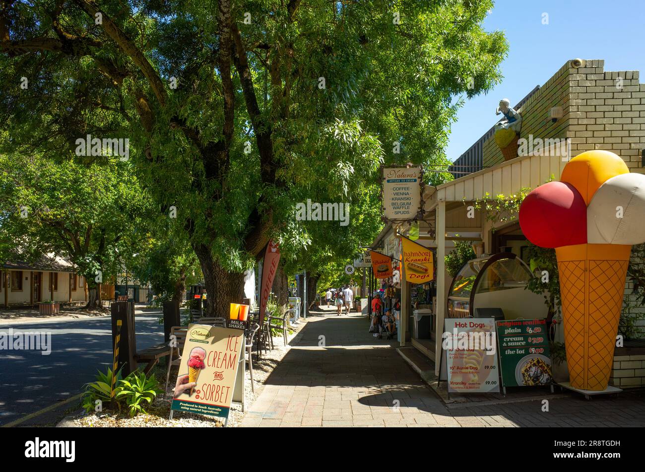Wunderschöne, von Bäumen gesäumte Hauptgeschäftsstraße in Hahndorf mit Geschäften. Das Dorf ist stolz auf sein deutsches Erbe und ein beliebtes Reiseziel. Stockfoto