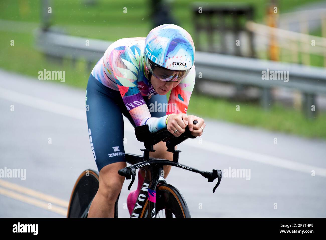 Oak Ridge, Tennessee, USA. 22. Juni 2023. USA Cycling Time Trial National Championships, Oak Ridge, Tennessee, USA. 22. Juni 2023. Chloe Dygert vom Canyon Sram Women's Rading Team gewinnt den individuellen Zeitversuch der Frauen und reitet durch den Regen. Kredit: Casey B. Gibson/Alamy Live News Stockfoto