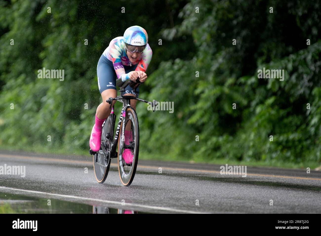 Oak Ridge, Tennessee, USA. 22. Juni 2023. USA Cycling Time Trial National Championships, Oak Ridge, Tennessee, USA. 22. Juni 2023. Chloe Dygert vom Canyon Sram Women's Rading Team gewinnt den individuellen Zeitversuch der Frauen und reitet durch den Regen. Kredit: Casey B. Gibson/Alamy Live News Stockfoto