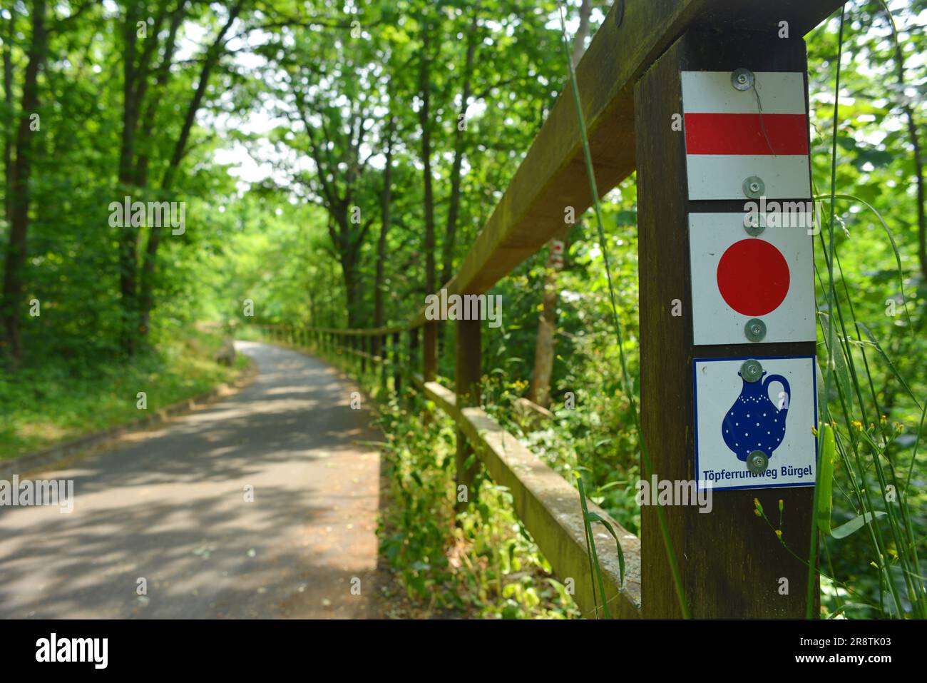 Buergel, Deutschland, zeigt im Sommer den Rundweg der Töpferwaren Stockfoto