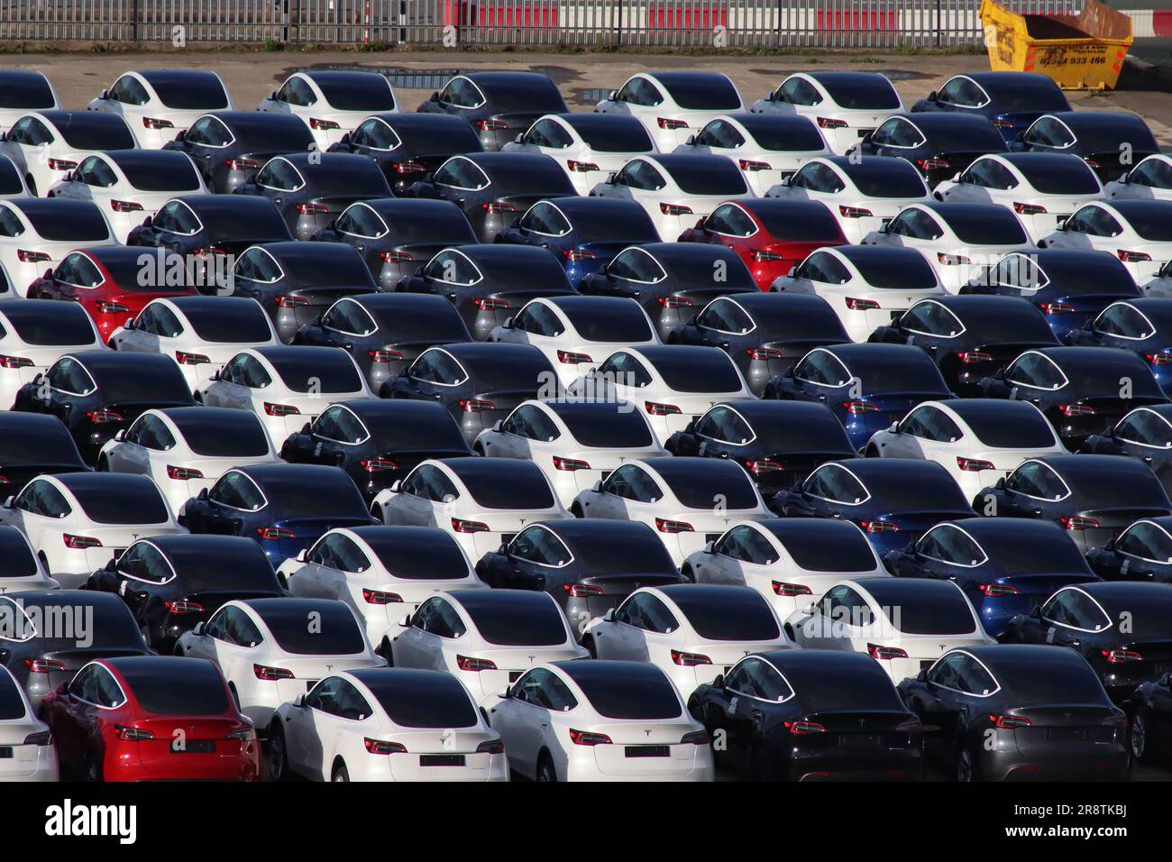 Selektives Erntegut von über 150 Tesla Elektroautos, die an den Docks von Southampton entladen und gelagert werden und auf die Auslieferung an britische Tesla Händler warten. April 2023 Stockfoto