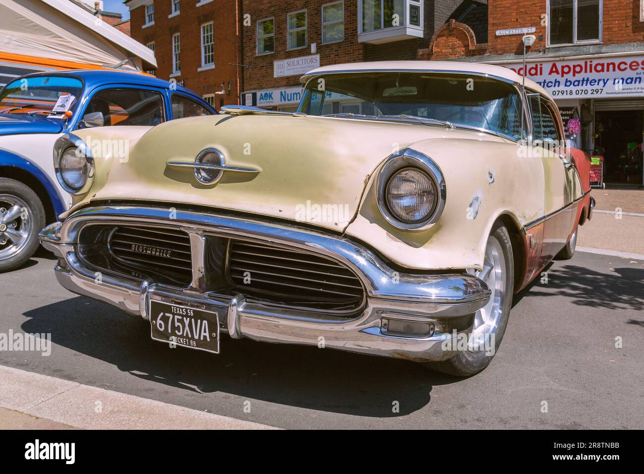 Die stilvollen Linien eines 1950er Oldsmobile Rocket 88 bieten zeitlose Eleganz und Nostalgie für viele amerikanische Autofans. Emblem mit Motorhaube und Kühlergrill. Stockfoto