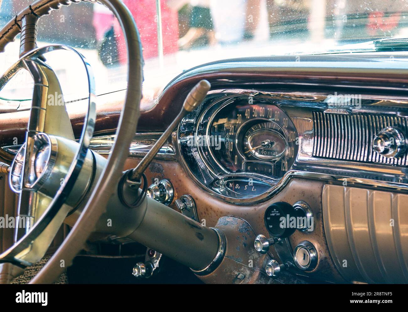 Das stilvolle Interieur des 1950er Oldsmobile Rocket 88 bietet zeitlose Eleganz und Nostalgie für viele Autofans. Stockfoto