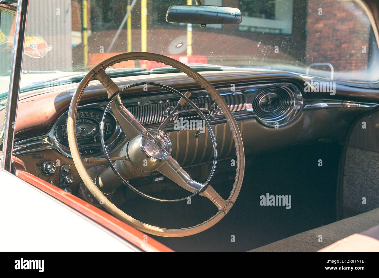 Das stilvolle Interieur des 1950er Oldsmobile Rocket 88 bietet zeitlose Eleganz und Nostalgie für viele Autofans. Stockfoto