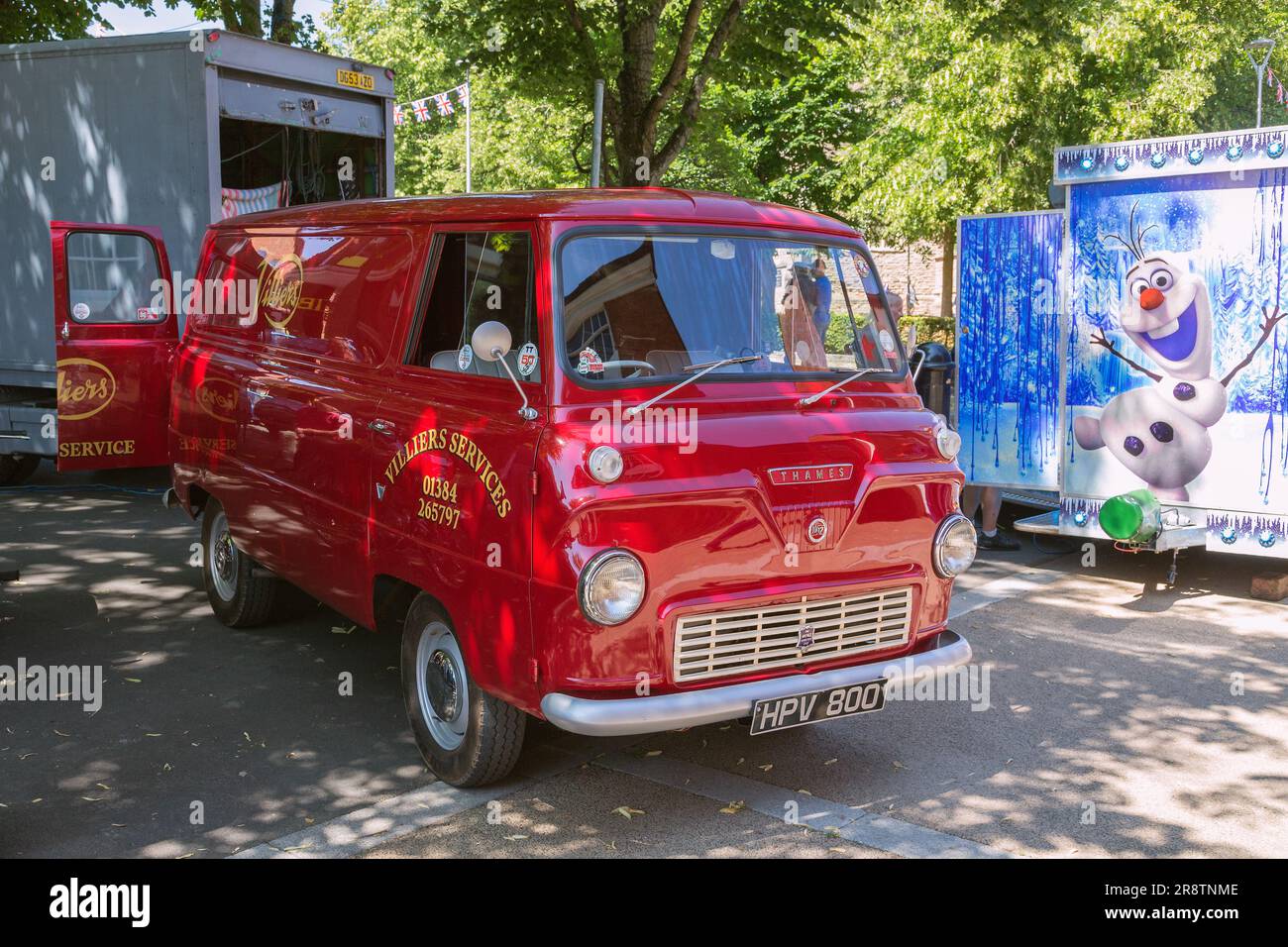 Ein 1950er Ford Thames 400E kommerzieller Van auf einer Classic- und Oldtimer-Ausstellung. Von 1957 bis 1965 wurden von Ford UK insgesamt 187.000 400E durchgeführt. Stockfoto