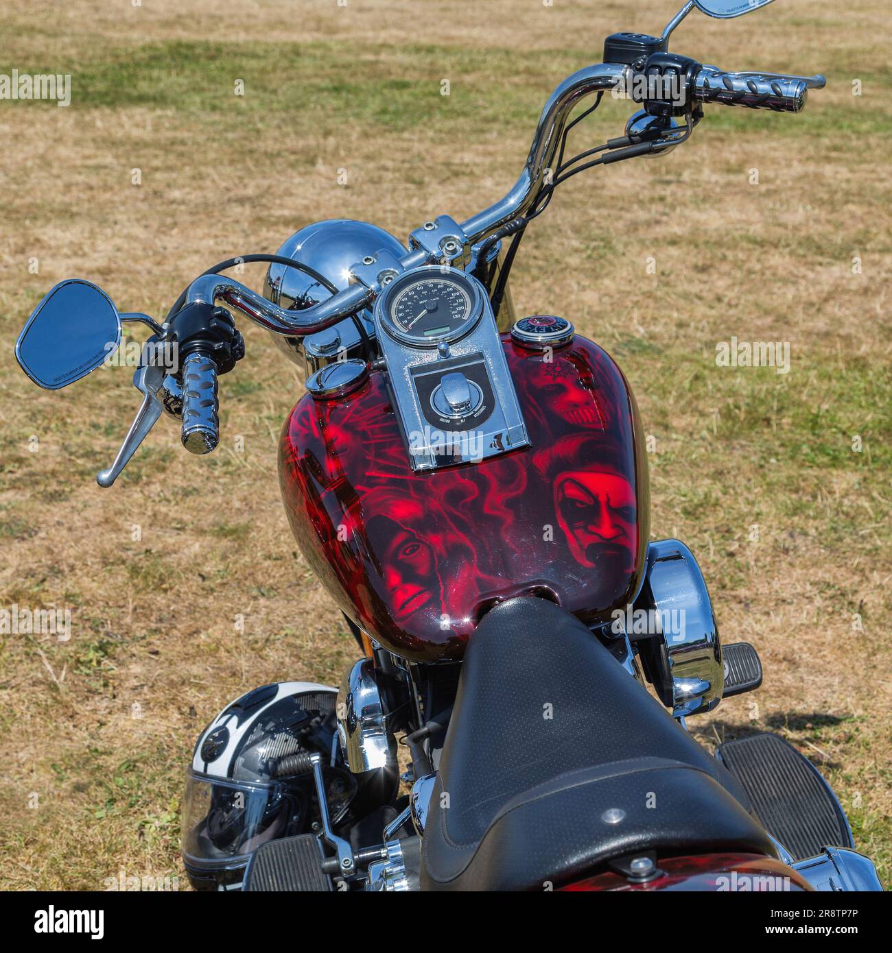 Details eines leistungsstarken Motorrads mit einem speziell lackierten Benzintank mit dem Heavy Metal Band Slipknot. Stockfoto